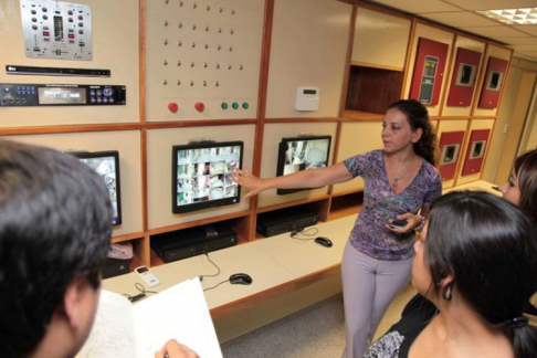 La directora general de los Registros Públicos, Lourdes González mostrando a los periodistas la Sala de Control del nuevo edificio registral