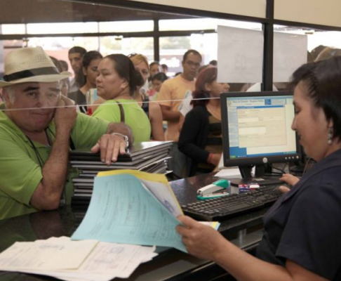 La directora de la repartición Lourdes González estuvo toda la mañana en planta baja recibiendo a los usuarios.