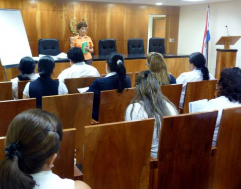 El curso se desarrolla en la Sala de Conferencias de la sede judicial de Asunción