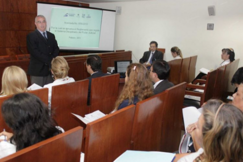 El abogado Marcelo Codas durante su exposición en la jornada de capacitación