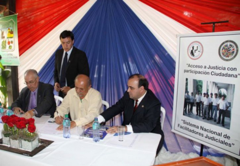 Durante otra firma de convenio. Foto Archivo