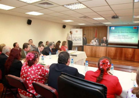 Momento de la reunión informativa sobre Derechos Humanos