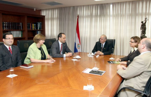 Momento de la reunión entre las autoridades judiciales y los representantes de USAID