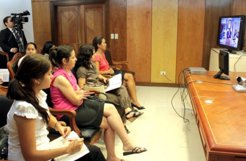 Momento de la videoconferencia que se realizó con representantes de diversos países