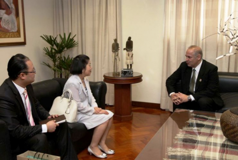 Durante la reunión entre el presidente de la Corte Suprema de Justicia, doctor Luis María Benítez Riera y la embajadora de Corea, Park Dae-won  