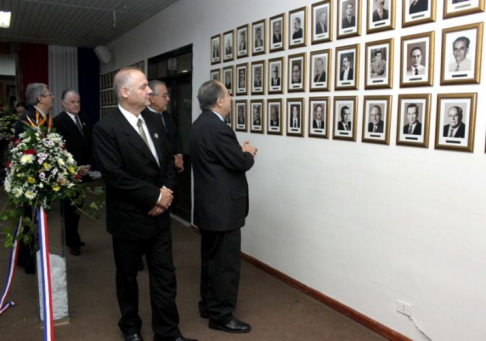 Momento en que quedó inaugurada la galeria de fotos. 