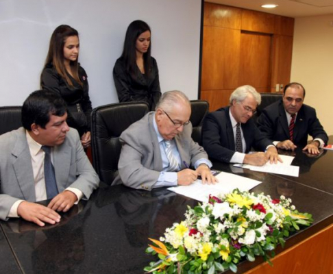 Durante la firma de convenio.