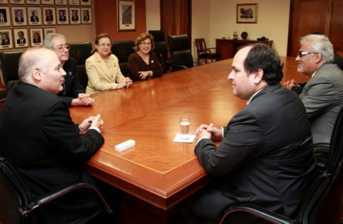 Momento de la reunión entre el titular de la Corte Suprema, Luis María Benítez Riera y los ministros Raúl Torres Kirmser, Alicia Pucheta de Correa y Gladys Bareiro de Módica con el intendente de Asunción, Arnaldo Samaniego. 