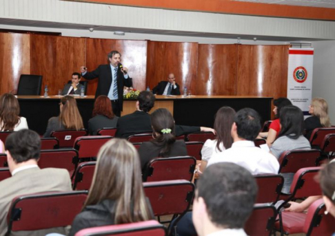 El abogado Marcelo Corrales durante su ponencia en el seminario realizado en el Palacio de Justicia de Asunción