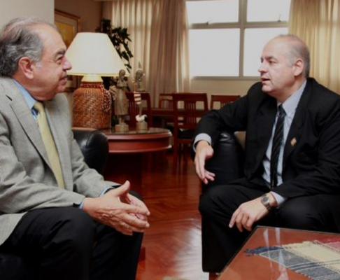 Momento del encuentro entre el presidente de CERNECO, Enrique Bendaña y el titular de la Corte Suprema de Justicia, doctor Luis María Benítez Riera