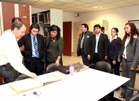 El licenciado Santiago Benítez Riera con los universitarios de la UTIC.