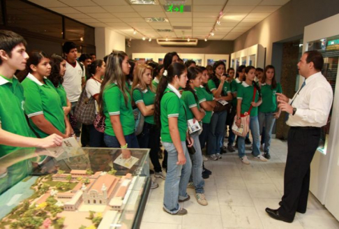 Estudiantes del Colegio Luis Alberto de Herrera en el Museo de la Justicia, Centro y Archivo para la Defensa de los Derechos Humanos, del Palacio de Justicia de Asunción.