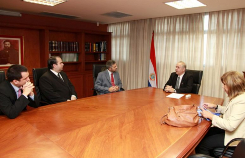 El presidente de la Corte Suprema de Justicia, doctor Luís María Benítez Riera recibió hoy al ministro del Tribunal Superior de Córdoba, doctor Armando Andruet y a la directora del CEJ, María Victoria Rivas.