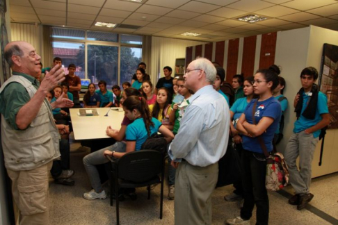 Francisco Medina, víctima de la represión stronista compartió su experiencia con los estudiantes durante la visita a la sede judicial.