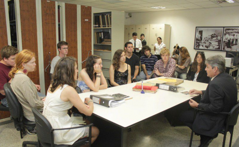 El director del Museo de la Justicia, Centro de Documentación y Archivo para la Defensa de los DDHH, magistrado José Agustín Fernandez junto a los estudiantes estadounidenses