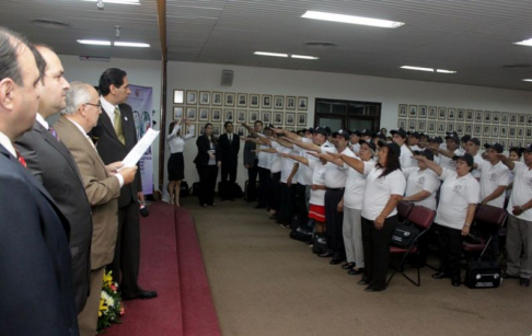 Momento en que facilitadores y facilitadoras judiciales de Asunción, prestaban juramento en el marco del convenio de cooperación entre la Corte Suprema de Justicia y la Municipalidad de Asunción