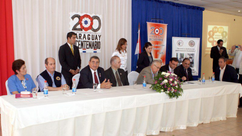 Momento en que autoridades firman el convenio de cooperación.