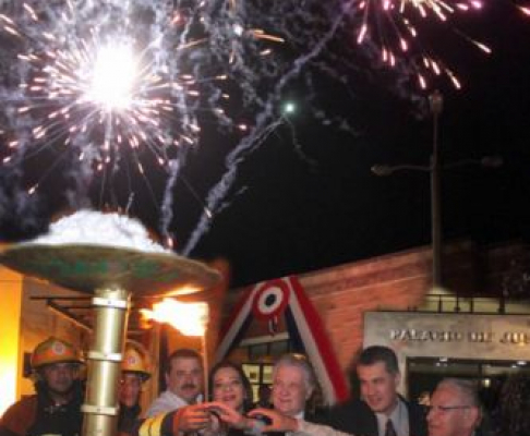 Momento en que fue encendida la antorcha a cargo del ministro Superintendente de la Circunscripción Judicial de Amambay, doctor Víctor Núñez y autoridades locales