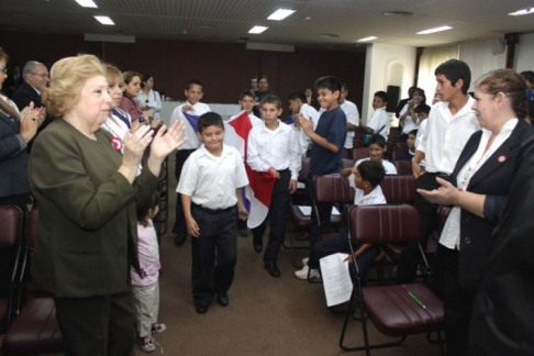 Los niños lustrabotas recibieron abrigos de parte de la Comision de Damas 