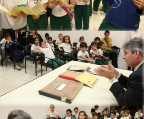 El director del Museo de Justicia, Centro de Documentación y Archivo para la Defensa de los Derechos Humanos,doctor José Agustín Fernández con los escolares.