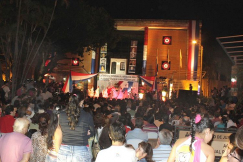 Explanada del Palacio de Justicia de Villarrica, donde en la víspera se realizaron los festejos por el Bicentenario y la recordación de los 441 de la fundación de la capital guaireña