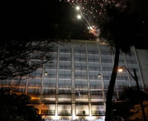 De manera simúltanea a los festejos centrales por los 200 años de la independencia, el Palacio de Justicia de Asunción se lució con un espectáculo de fuegos artificiales.