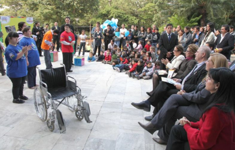 Momento en que el grupo de teatro de la Fundación Saraki, presentaba la obra teatral sobre la accesibilidad e inclusión