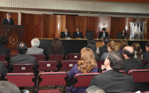 El doctor José Agustin Fernández, Presidente de la Asociación de Jueces del Paraguay dirigiéndose a los presentes