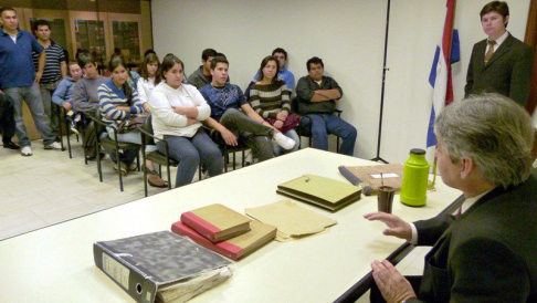 Estudiantes de Derecho de la UNA de la Ciudad de Caaguazú en el Museo de la Justicia con el doctor José Agustin Fernandez