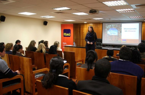 La economista Gloria Ayala Person durante su ponencia