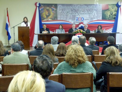 Momento en que se presentaba el libro,  “El Poder Judicial en el Paraguay. Sus Orígenes y Organización 1870-1900 Tomo I”. 