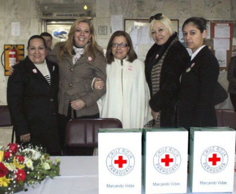 Momento en que la ministra de la Corte Suprema de Justicia, doctora Alicia Pucheta de Correa se acercaba a la mesa petitoria ubicada en el hall central del Palacio de Justicia