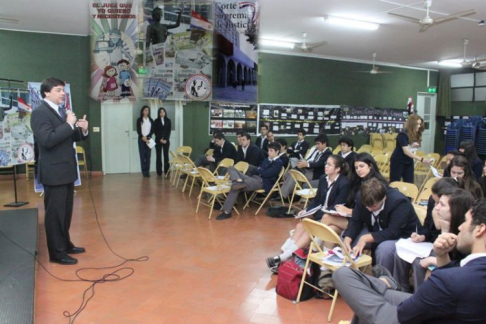 El juez de Lambaré, Camilo Torres brindando explicaciones a los estudiantes.