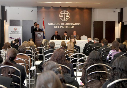 Durante la conferencia que fue dictada por el doctor Carlos Mesía presidente del Tribunal Constitucional del Perú