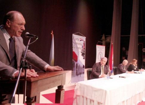 El ministro de la Corte Suprema de Argentina, doctor Eugenio Zaffaroni durante la conferencia magistral, en compañía del secretario general de la unión de empleados judiciales del vecino país, Julio Piumato, el doctor Benigno Rojas y la titular del Sifjup