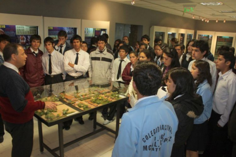 El licenciado Santiago Benítez durante la charla que brindó a los estudiantes