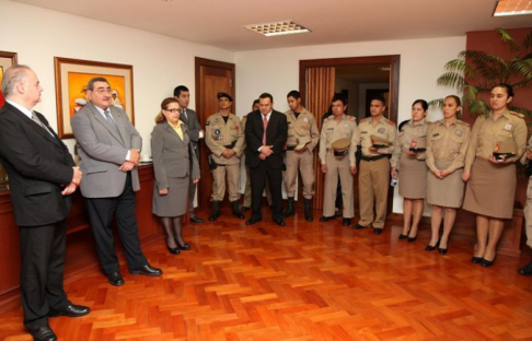Las autoridades judiciales compartieron con los agentes de la Policía por el día de Santa Rosa de Lima