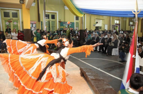 Los estudiantes presentaron danzas tradicionales paraguayas y brasileñas en el marco del festejo.