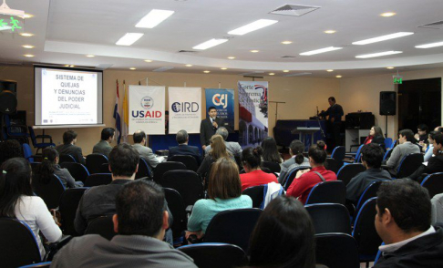 Durante el conversatorio ciudadano que fue dirigido a estudiantes universitarios