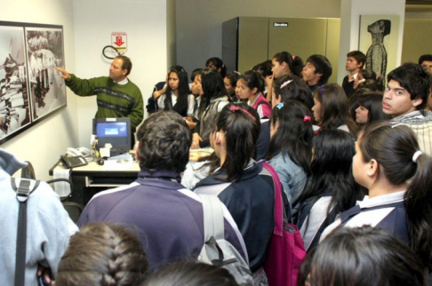 El licenciado Santiago Benítez quien instruyó a los visitantes acerca de la historia del sistema judicial