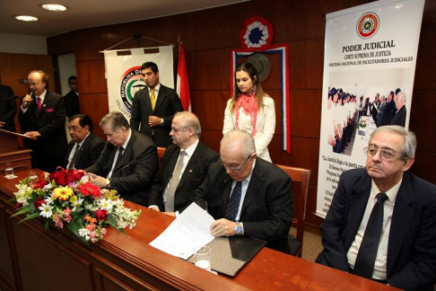 Momento de la firma del convenio de cooperación entre la CSJ y el TSJE