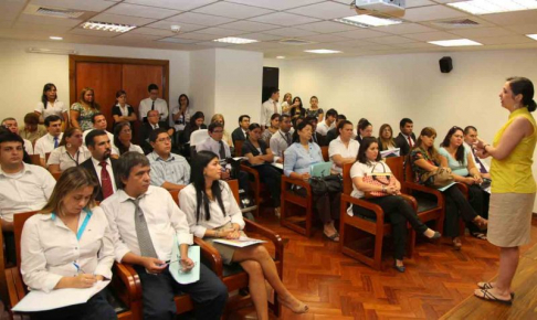 La doctora María Mercedes Boungermini durante su ponencia acerca del tema género