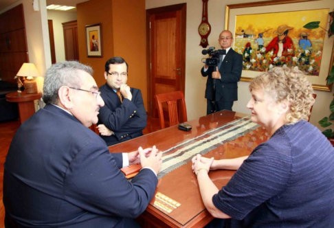 El presidente de la Corte Suprema de Justicia, doctor Antonio Fretes, recibió a representantes de USAID.