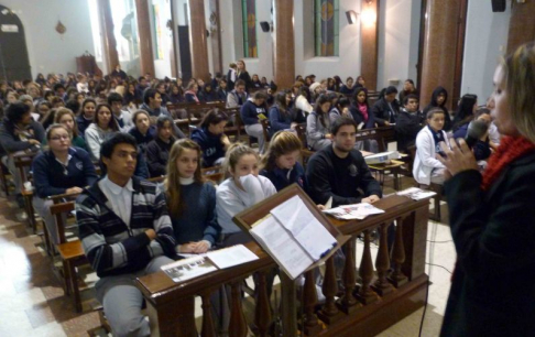 Defensora Rossana Hermosilla dirigiendose a los estudiantes