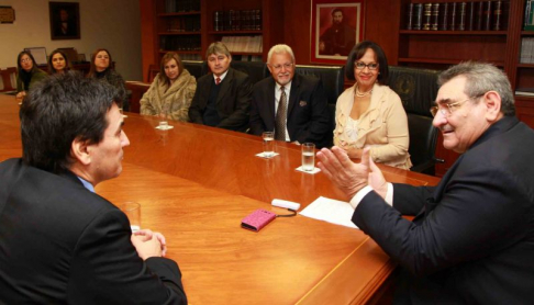 Días pasados el presidente de la Corte, doctor Antonio Fretes, recibió en su despacho a la presidenta de la FLAM, doctora Mirinda Vicenty Nazario, y miembros de la Asociación de Magistrados Judiciales del Paraguay.