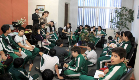 Alumnos de Monseñor Lasagna en una amena charla con la jueza de la Niñez y Adolescencia, doctora Maria Cristina Escobar