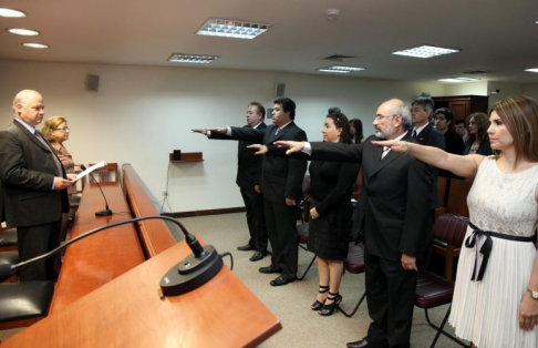 El presidente de la Corte, doctor Luis María Benítez Riera tomó el juramento de rigor a los magistrados.