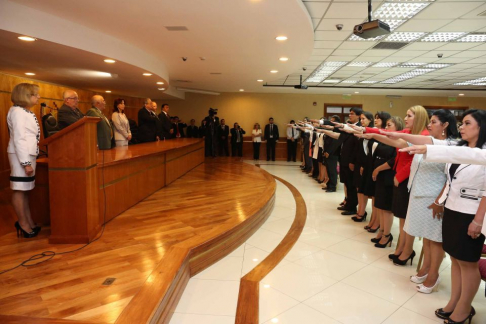 La presidenta de la Corte Suprema de Justicia, doctora Alicia Pucheta de Correa, tomó el juramento de rigor.