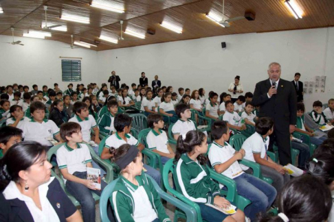 El ministro, doctor Luis María Benítez Riera participó de la visita al Colegio Monseñor Lasagna.