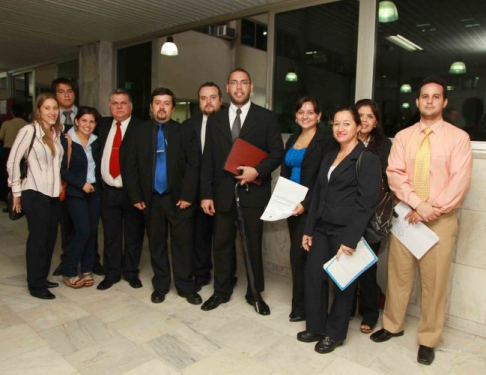 Estudiantes de la Universidad Privada San Lorenzo en la Mesa de Entrada del Poder Judicial.